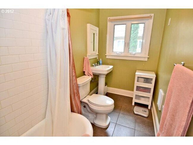 Building Photo - Darling Condo in heart of Hawthorne