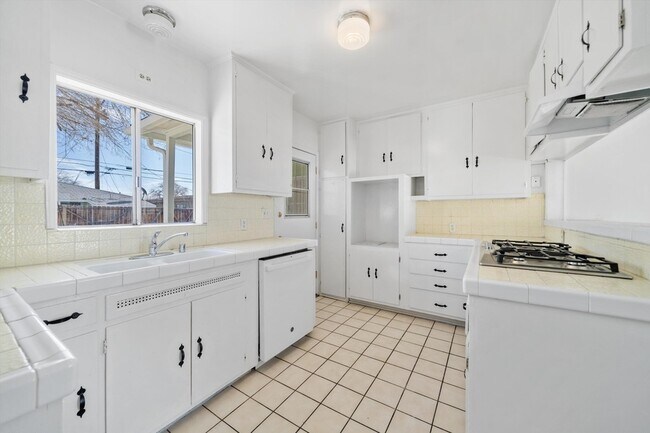 Building Photo - 44526 Cedar Ave