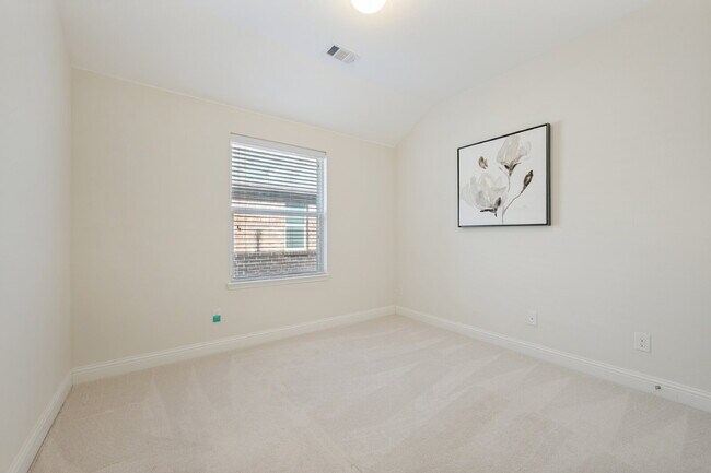 Building Photo - Beautiful Open-Concept Home with Large Backyard