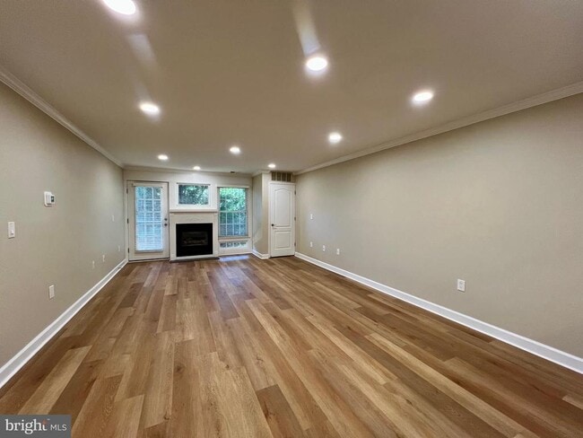 Building Photo - 6924 Fairfax Dr