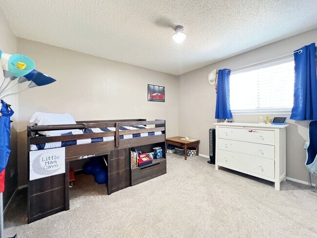 Building Photo - Comfortable 3 Bed, 2 Bath Home with Natural Light Throughout