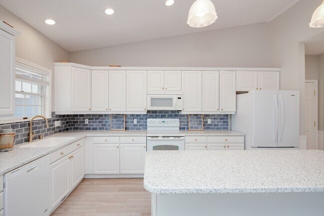 Building Photo - 3 Bedroom Farm House For Rent