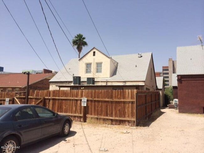 Building Photo - 914 E 6th St