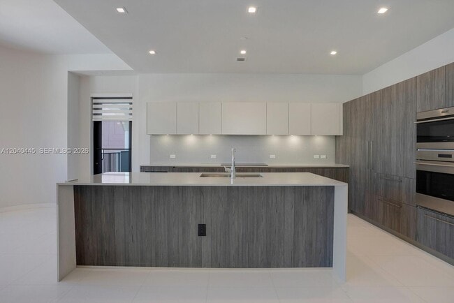 Building Photo - 275 Giralda Ave
