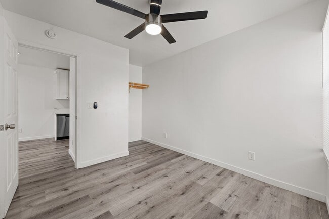 Building Photo - Detached 2 bed!