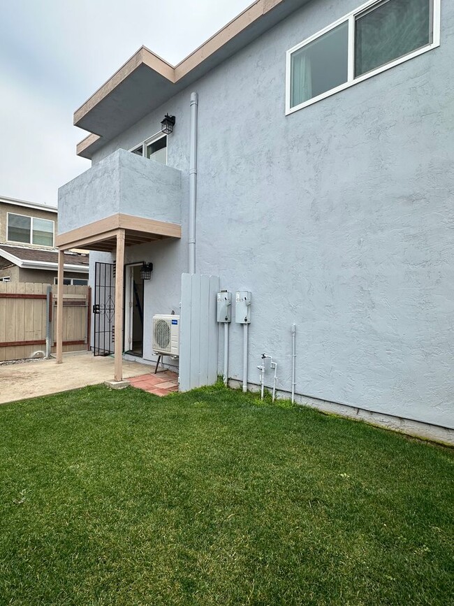 Building Photo - Upstairs 2 bed/1bath with private garage i...