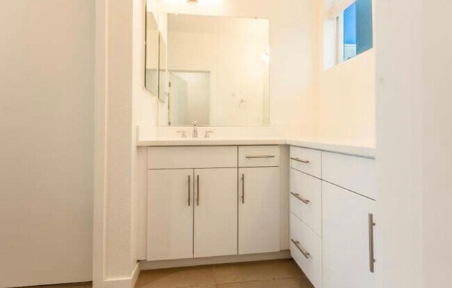 Building Photo - First Month Rent: FREE (with approved lease terms)