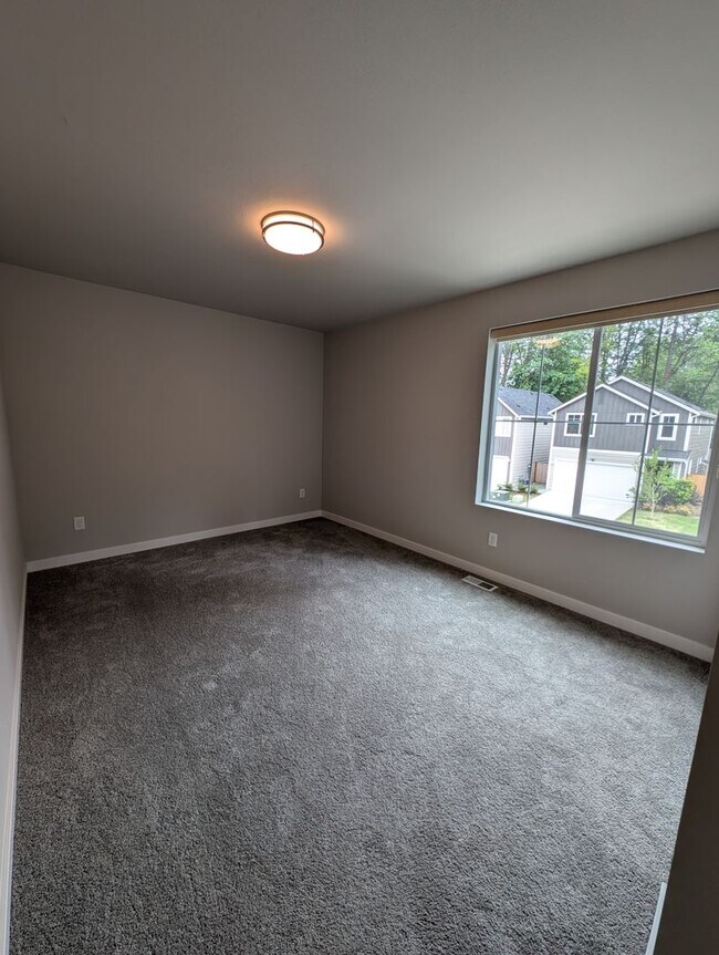 Building Photo - Pristine Bremerton 3 Bedroom Home AVAILABL...