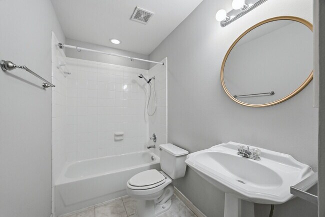 Building Photo - "Chic Urban Living: Spacious 2-Bed, 2-Bath Townhouse in Houston's Heart!"