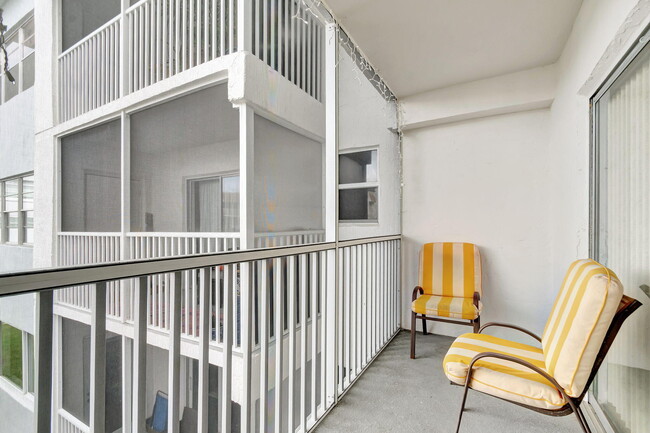 Building Photo - 1516 S Lakeside Dr