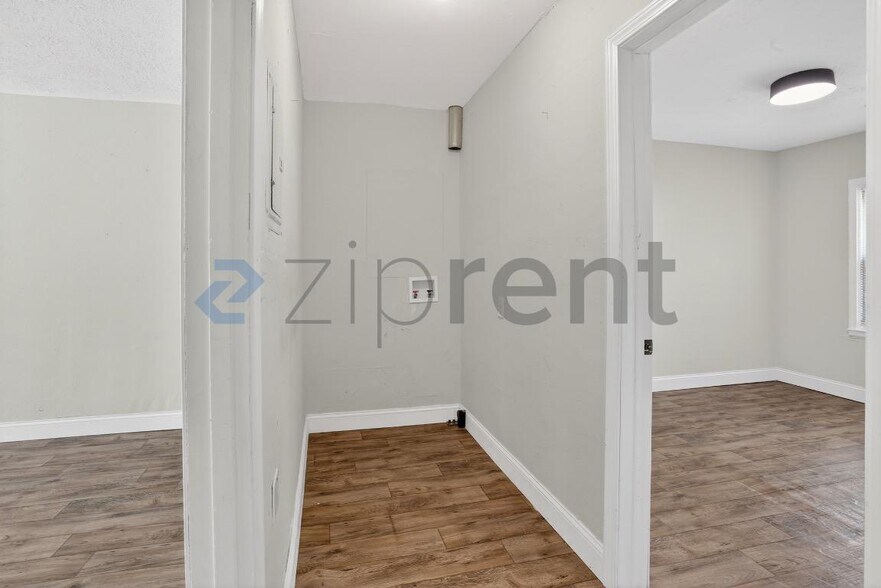 Building Photo - Unit 2