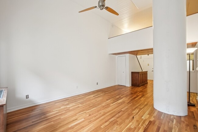 Building Photo - 205 10th St