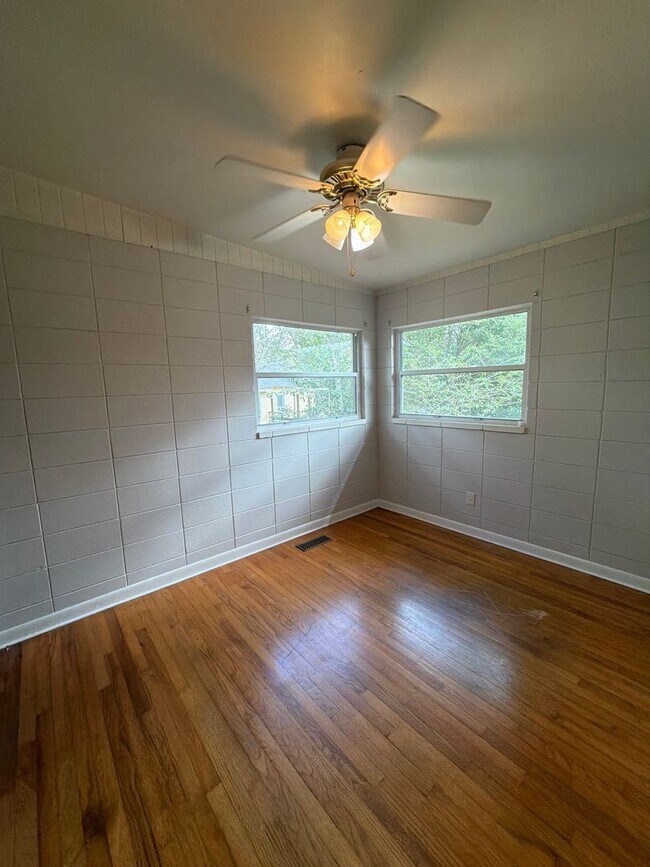 Building Photo - 717 Edgewood St