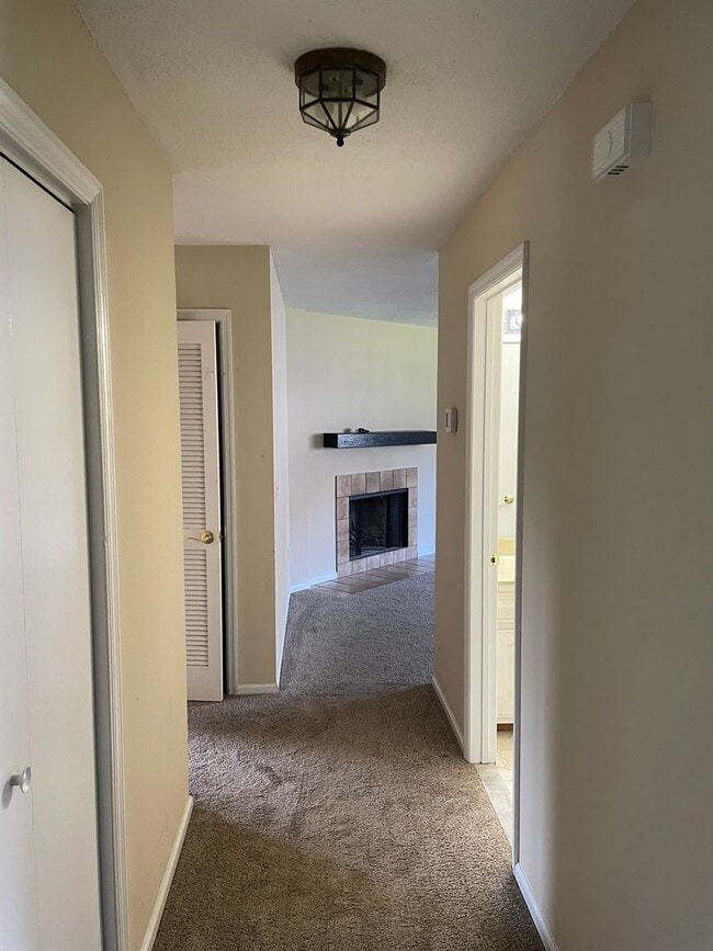 Building Photo - 2 Bedroom, 1.5 bathroom 2nd Level Condo