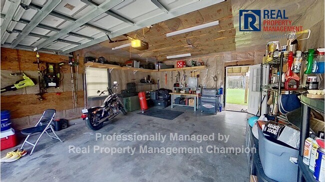 Building Photo - Updated 3 BD/2 BA Plus Office with Attache...