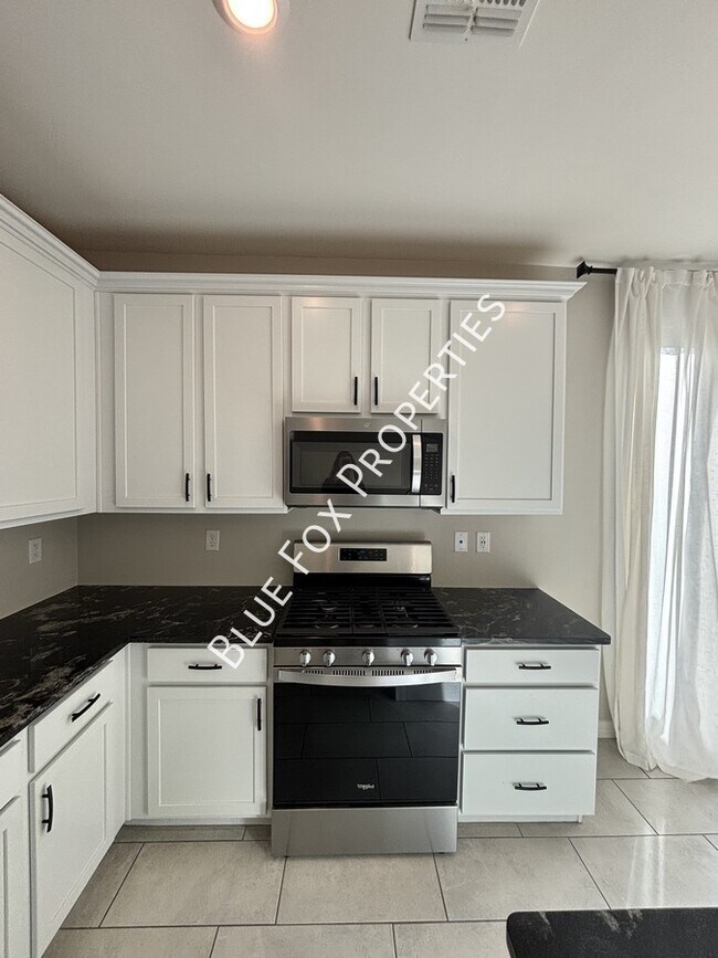 Building Photo - 1048 E Descent St