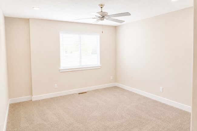 Building Photo - Lovely Townhouse For Rent