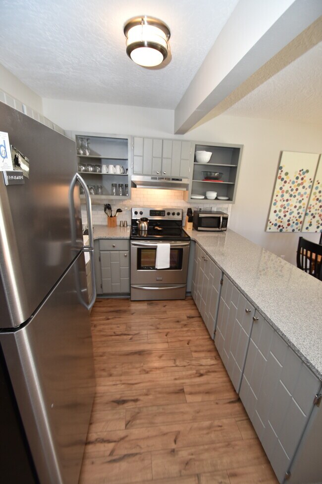 Building Photo - 833 Straight Creek Dr