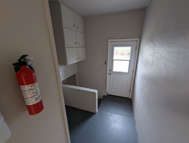 Building Photo - Spacious 6-Bedroom Home with 2 Kitchens! R...