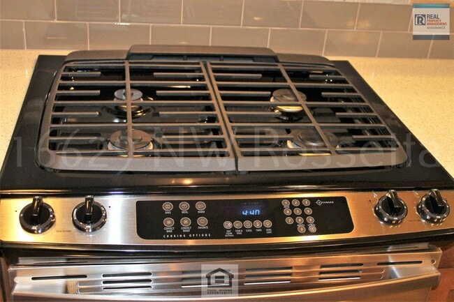 Building Photo - Beautiful 3 BR/2.5 BA Home in Desirable Bethany Neighborhood