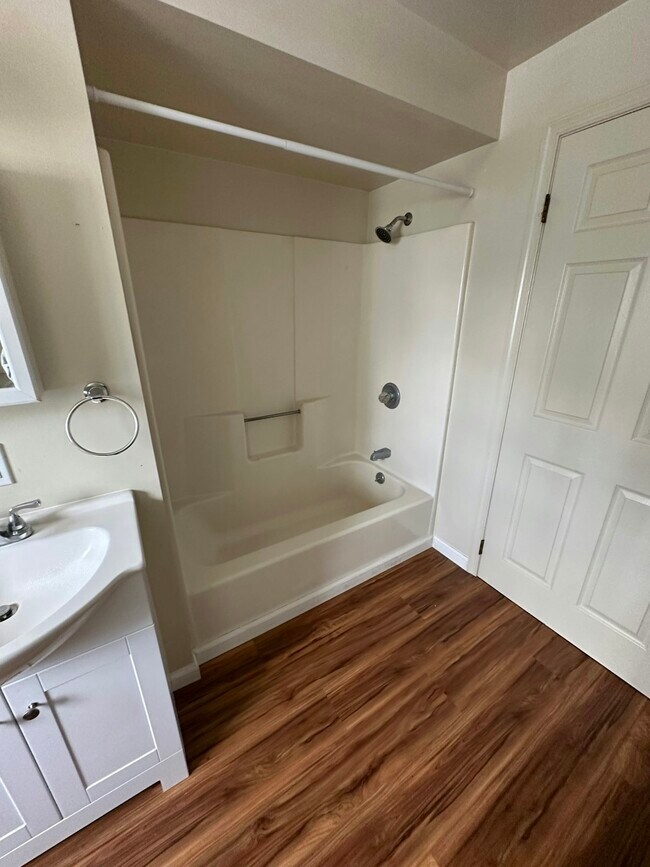 Building Photo - 2 W Big Spring Ave