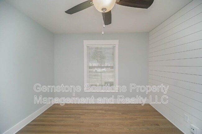Building Photo - 413 Lynn Dr