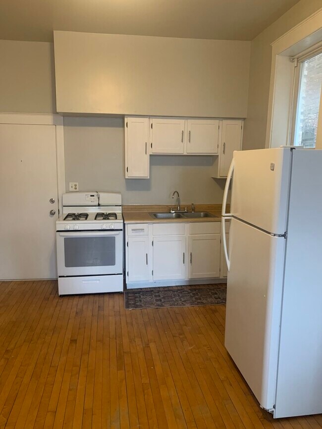 Building Photo - 858 N Ashland Ave