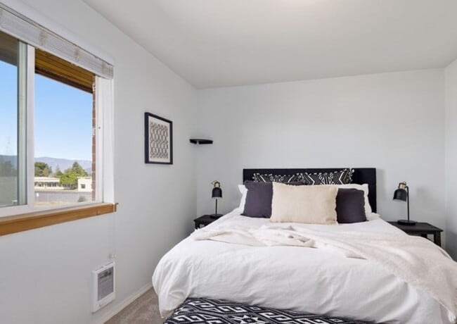Building Photo - Updated 2 bedroom Townhome - W/S & Garbage...