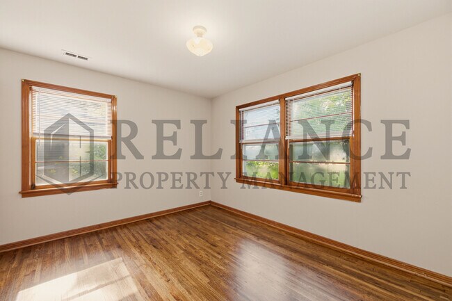 Building Photo - 1620 E Selma St