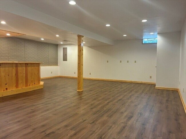 Building Photo - 1100 E Connie Ln