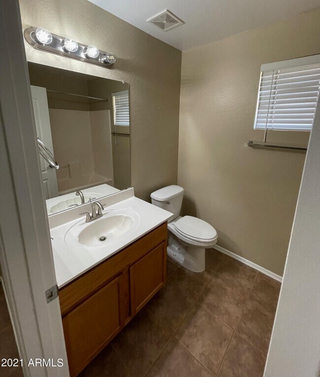 Building Photo - 2250 E Deer Valley Dr