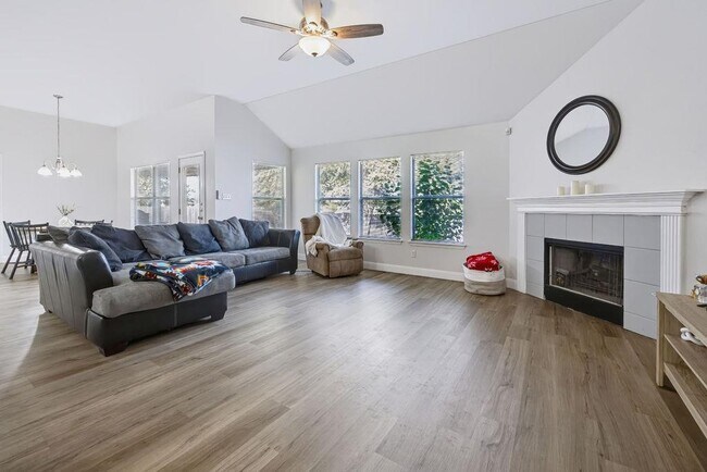 Building Photo - 400 Ranier Ln