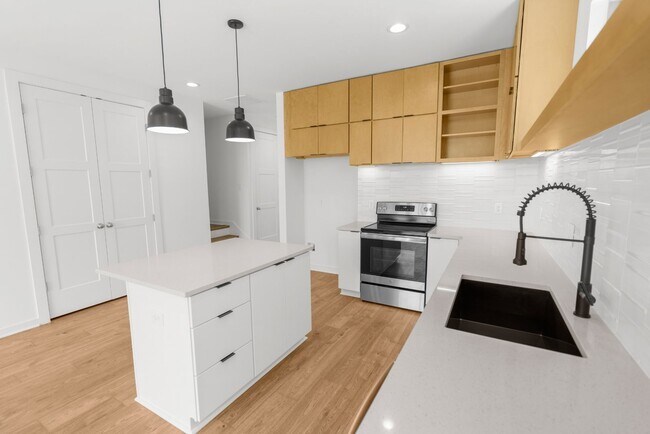 Building Photo - 3038 Edwin Cir
