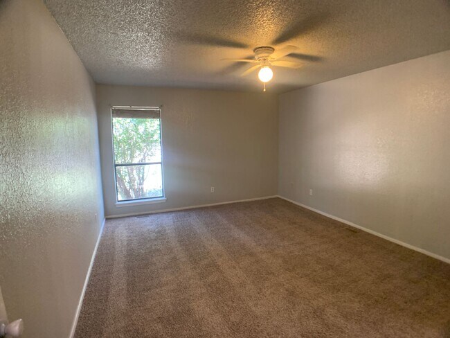 Building Photo - 5 Bedroom Choctaw!