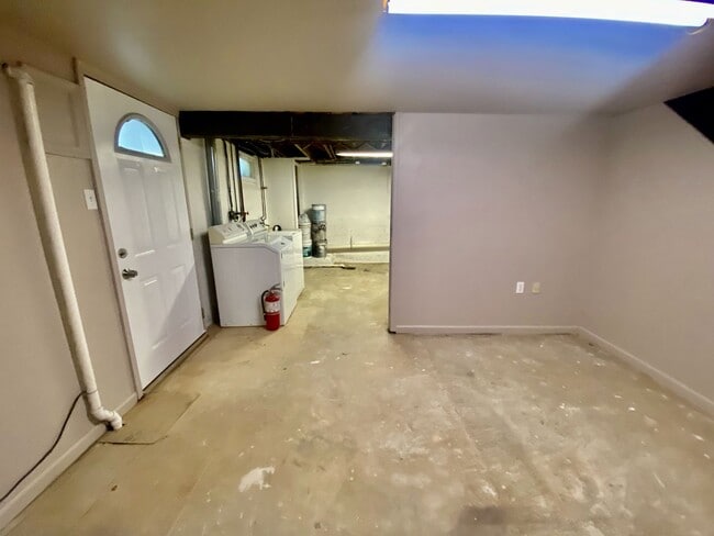 Building Photo - SPACIOUS 4 BED/2 BATH HOUSE-Luxury Vinyl F...