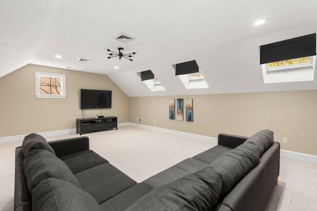 Building Photo - 11 Bobolink Rd