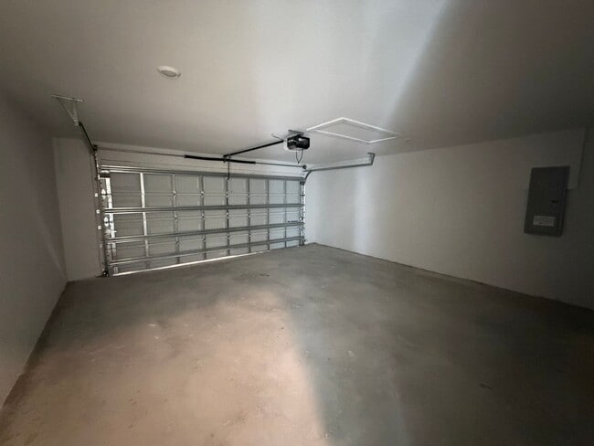 Building Photo - 1607 Ne-36 Ln