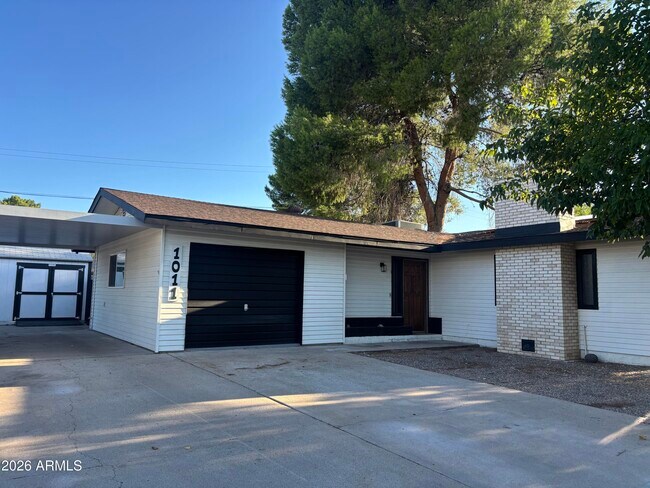 Building Photo - 1011 E Ash Dr