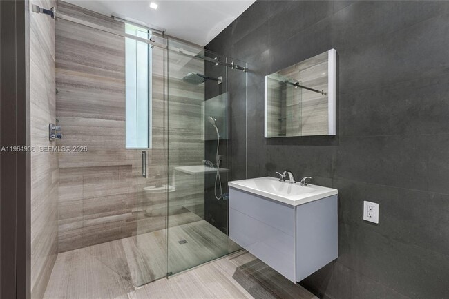 Building Photo - 528 Lakeview Ct