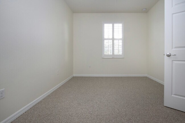 Building Photo - 3 Bedroom 2.5 Bath Townhome San Michele