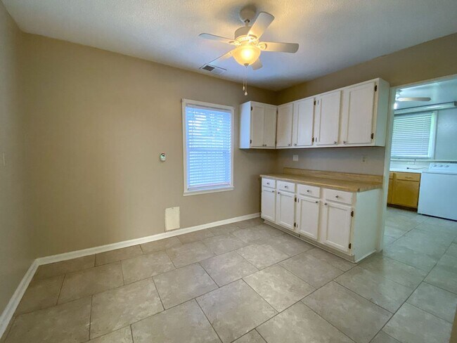 Building Photo - 2 Bedroom, 1 Bathroom Near N Graham and Sa...
