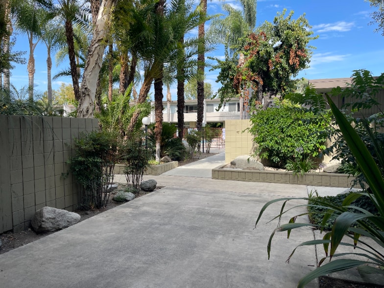 Building Photo - 1590 W Palm Ln