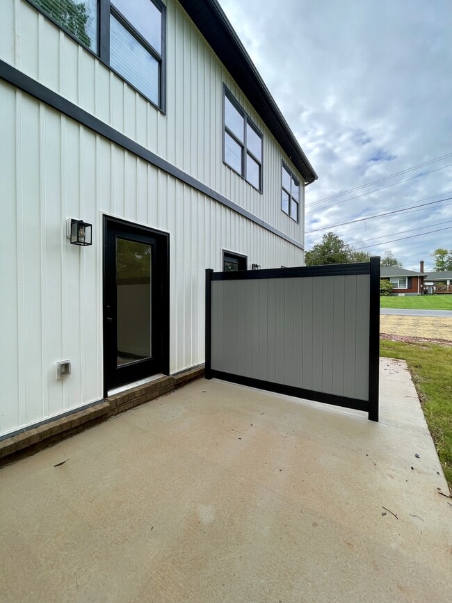 Building Photo - 112 Independence Ln