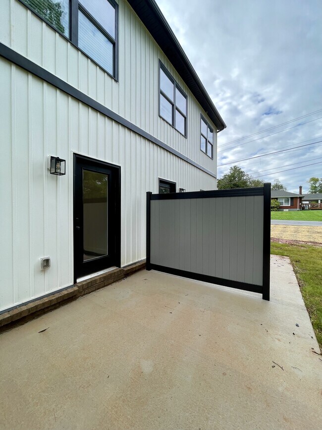 Building Photo - 144 Independence Ln