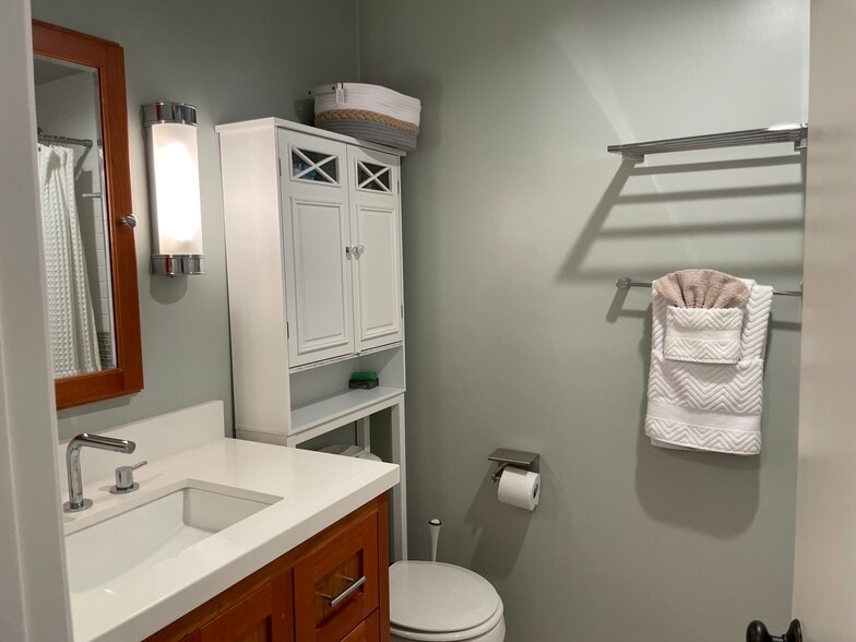 Guest Bathroom - 1375 Kelton Ave