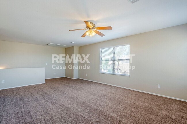 Building Photo - Spacious Living in SK Ranch!