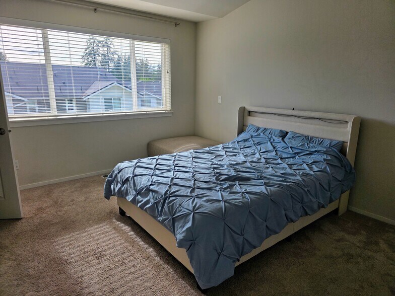Master Bed with Walk in closet - 10903 124th Ave NE