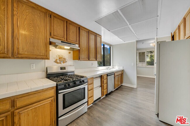 Building Photo - 12124 Goshen Ave