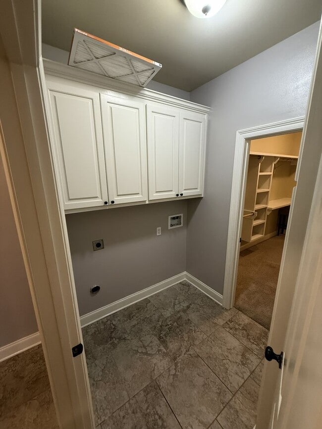 Building Photo - Charming 3 Bedroom Home in Willowbrook Sub...