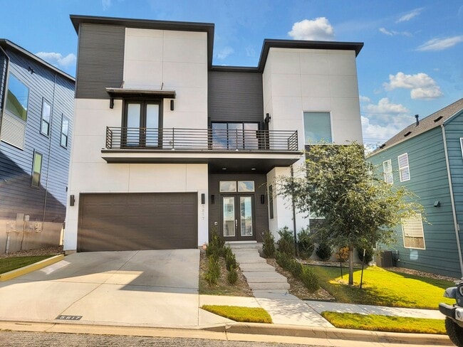Primary Photo - Spacious & Modern 3BR 2.5/BA Home with Lar...